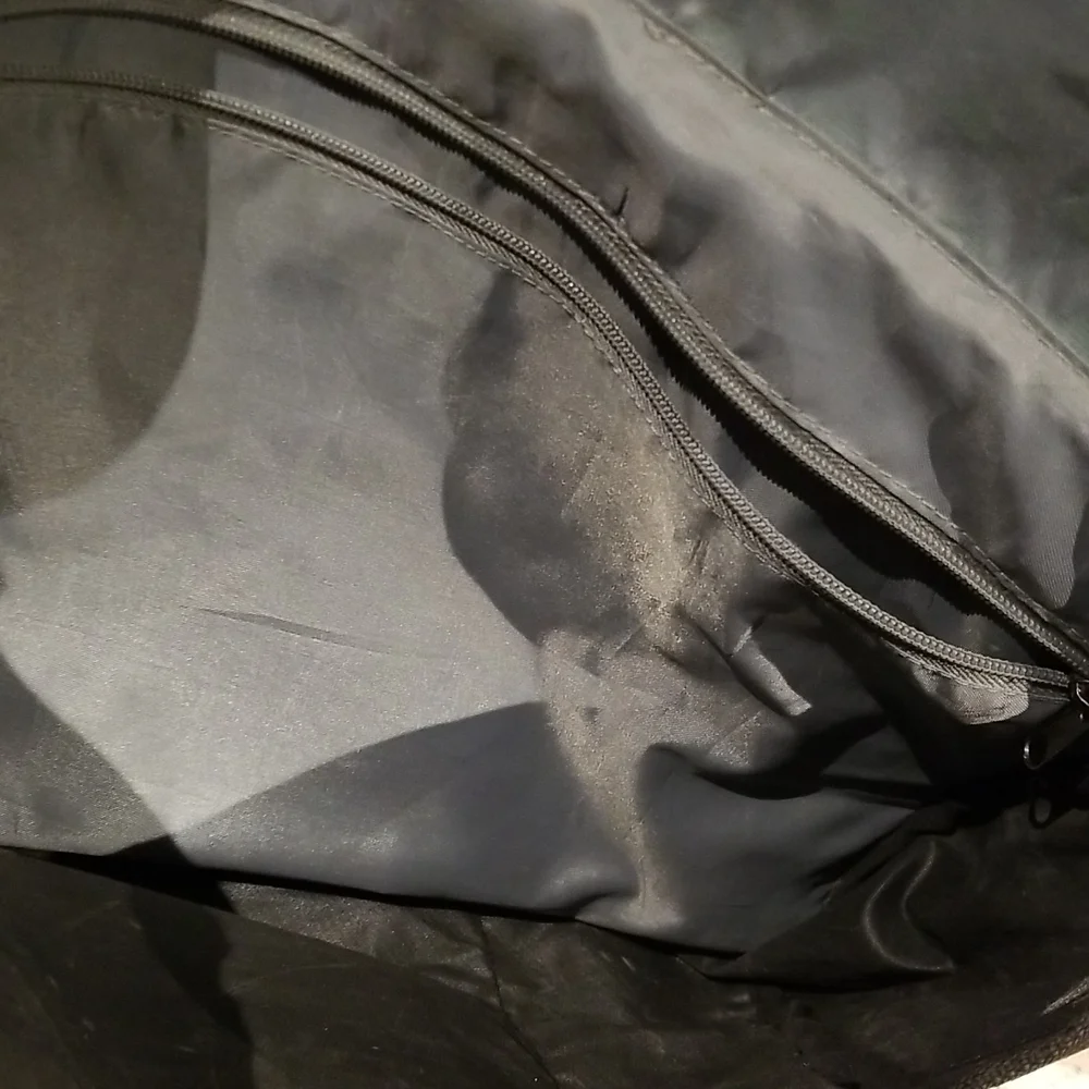 Messenger Bag. Like new lots pockets/waterbottle pocket & many zippered compart.